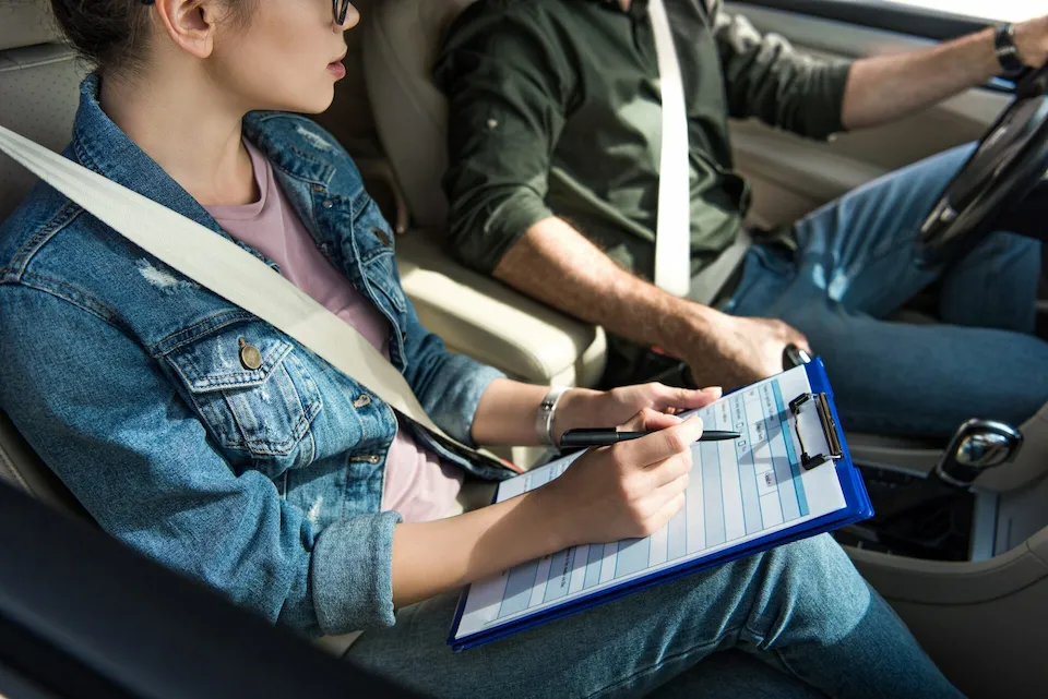 Formatrice CFRT60 accompagnant un stagiaire